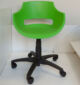 cadeira-plastica-giratoria-frida-soline-moveis-rossi-ambientada-verde-600
