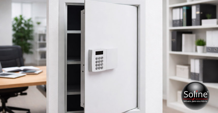 Cofre Eletrônico Digital Seven instalado em escritório, com senha digital, design discreto e estrutura resistente para proteção de documentos e valores.