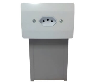 Cofre Tomada Reto Soline Móveis – segurança discreta com design moderno. Ideal para embutir na parede, o cofre se camufla como uma tomada comum, protegendo dinheiro, chaves e pequenos objetos de valor. Fabricado em aço resistente e acabamento de alta qualidade, une discrição, praticidade e proteção em um só produto.